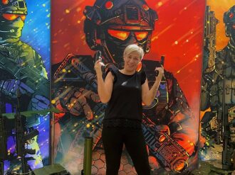 Девушка с двумя пистолетами LASERWAR на выставке